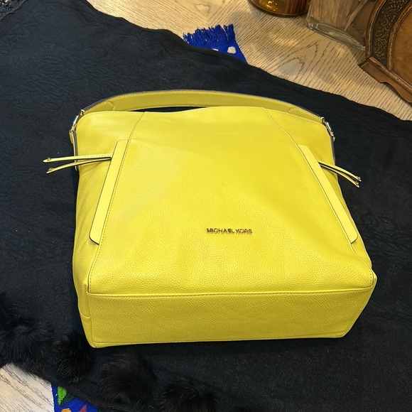 Michael Kors Evie Large Leather Hobo Shoulder Bag (Sunshine) - Picture 17 of 17